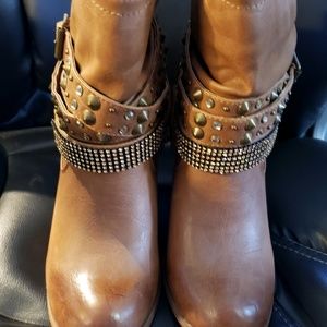 " NOT RATED " LIKE NEW BOOTIES.   SIZE 7 1/2